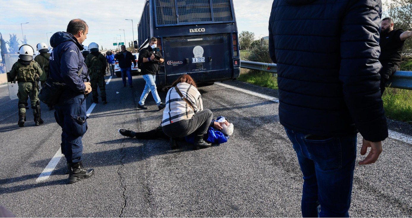 Ακλόνητη στήριξη στην αστυνομική βαρβαρότητα παρά τις σκηνές βίας – «Οι δρόμοι δεν είναι ιδιοκτησία κανενός» διαμηνύει η Κυβέρνηση