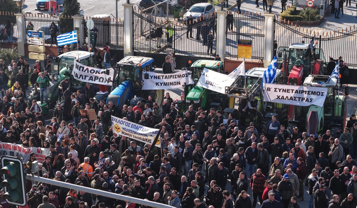 Οι αγρότες που έχουν συγκεντρωθεί στο λιμάνι της Θεσσαλονίκης έδωσαν την απάντηση τους στο κάλεσμα του πρωθυπουργού Κυριάκου