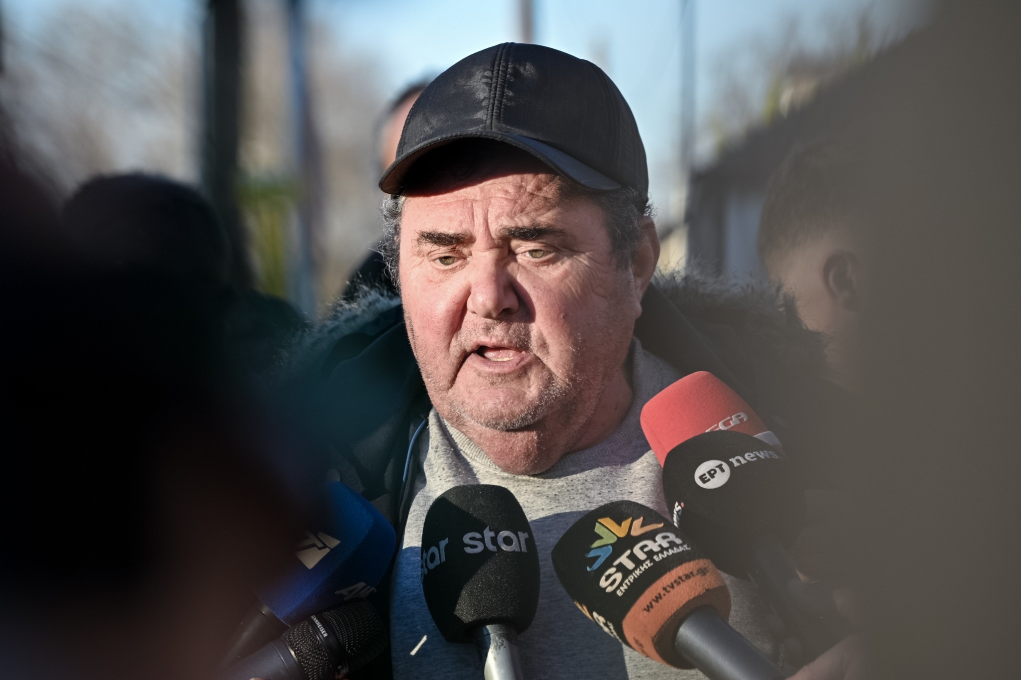 Έξω από το Μέγαρο Μαξίμου βρέθηκε ο γνωστός αγροτοσυνδικαλιστής Κώστας Ανεστίδης, προκειμένου να ζητήσει δημόσια