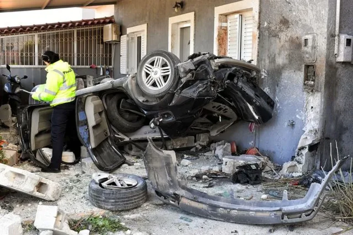 Τραγωδία σημειώθηκε το μεσημέρι της Πέμπτης (8/1) στα Εξαμίλια Κορινθίας, όπου δύο νέοι άνθρωποι έχασαν τη ζωή τους σε σοκαριστικό τροχαίο.
