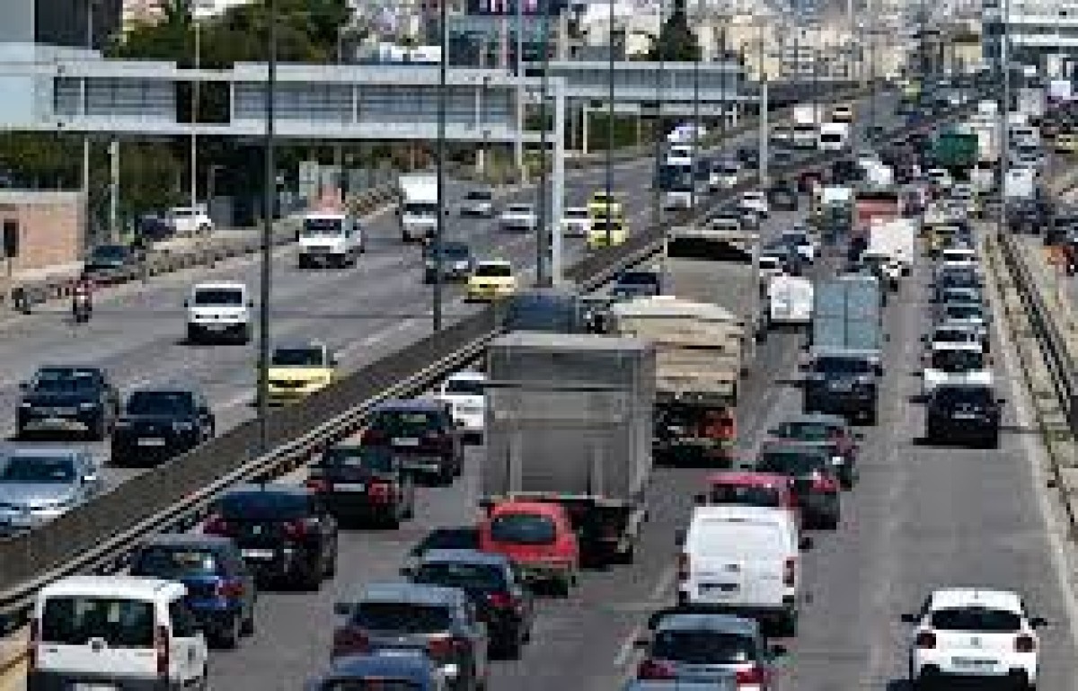 Σε πλήρη εξέλιξη βρίσκεται η πασχαλινή έξοδος των εκδρομέων από τα λιμάνια και τους πιο κεντρικούς οδικούς άξονες του Λεκανοπεδίου Αττικής.