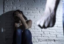 Νέα άγρια υπόθεση ενδοοικογενειακής βίας στον Ωρωπό – 32χρονος ξυλοκοπούσε τη σύζυγό του και ανέβαζε βίντεο στο διαδίκτυο: «Δείτε πως κλαίει…»
