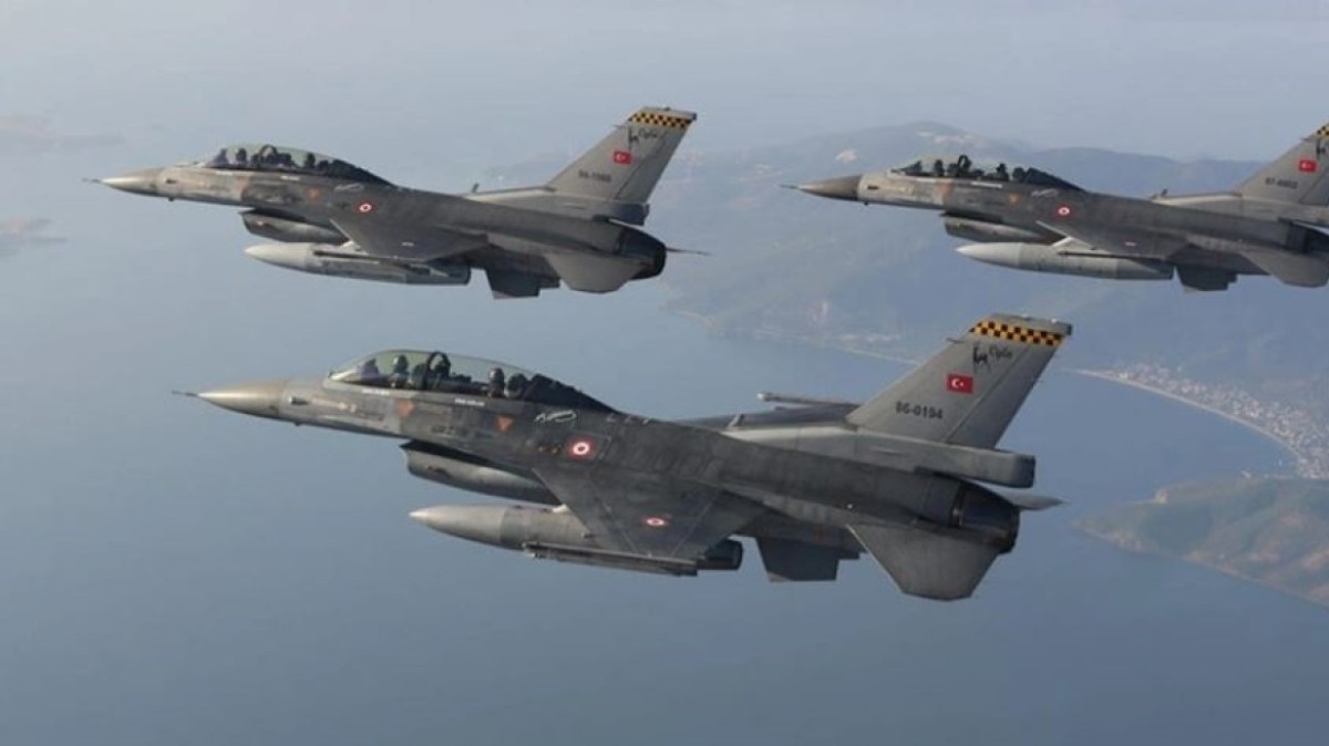 Η Τουρκία μεταφέρει πέντε καταδιωκτικά F-16 μαζί με τα πληρώματά τους στην Εσθονία στο πλαίσιο της αποστολής αεροπορικής περιφρούρησης του ΝΑΤΟ, ανακοίνωσε το τουρκικό υπουργείο Αμυνας.