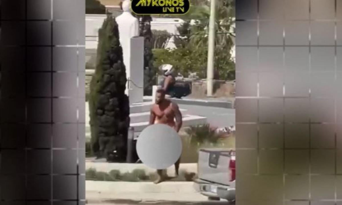 Έκπληκτοι έμειναν τουρίστες και ντόπιοι στη Μύκονο, όταν είδαν έναν άνδρα να ποζάρει εντελώς γυμνός μπροστά στο άγαλμα του Κωνσταντίνου Καραμανλή.